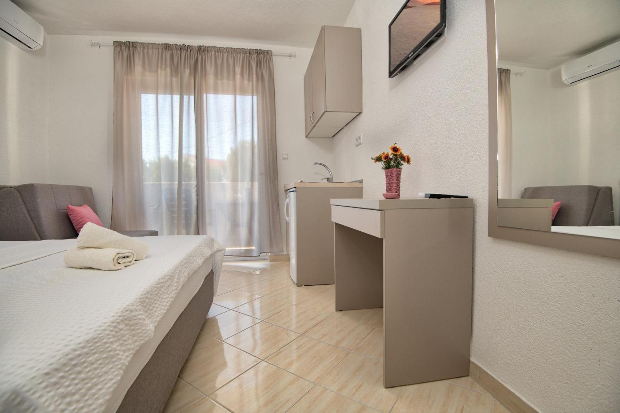 נאום Studio & Apartments More מראה חיצוני תמונה