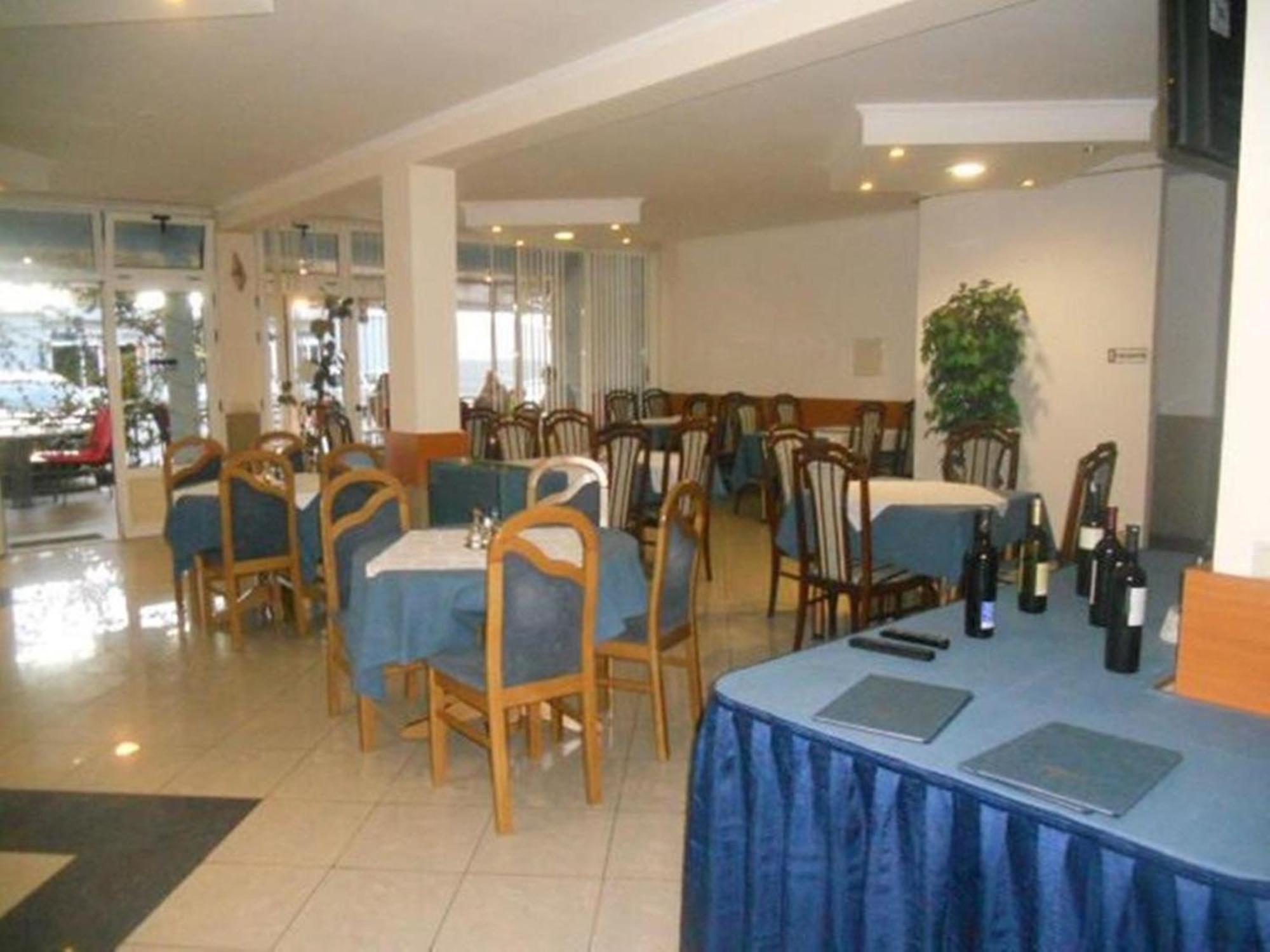 נאום Studio & Apartments More מראה חיצוני תמונה